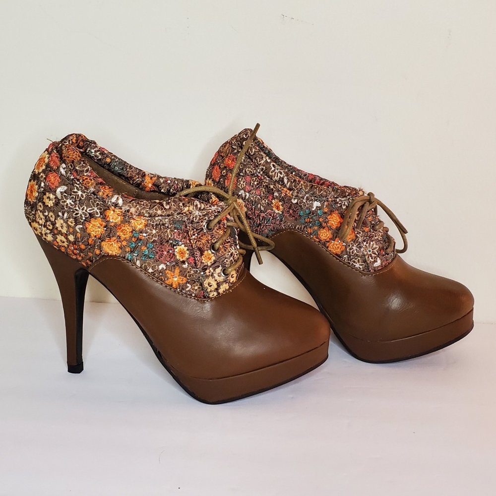 Marilyn Moda Ladies Brown and Floral Lace Up Shoes